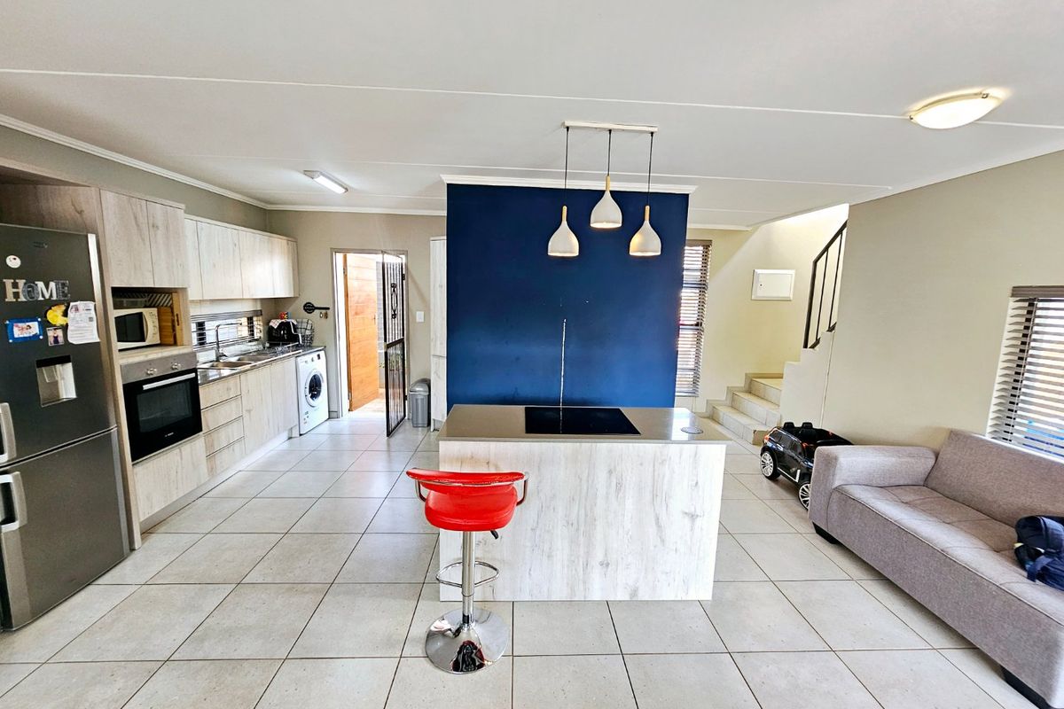 A beautiful 3 bedroom 2.5 bathroom duplex for Sale in Amberfield - Photo 5