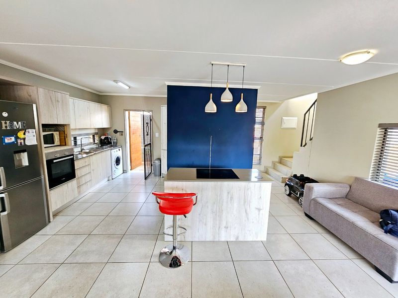 A beautiful 3 bedroom 2.5 bathroom duplex for Sale in Amberfield - Photo 5