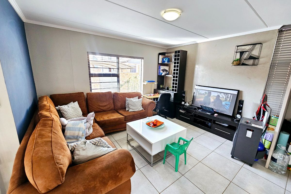 A beautiful 3 bedroom 2.5 bathroom duplex for Sale in Amberfield - Photo 4