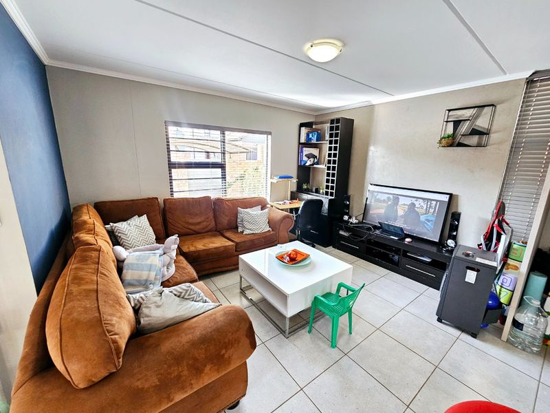 A beautiful 3 bedroom 2.5 bathroom duplex for Sale in Amberfield - Photo 4