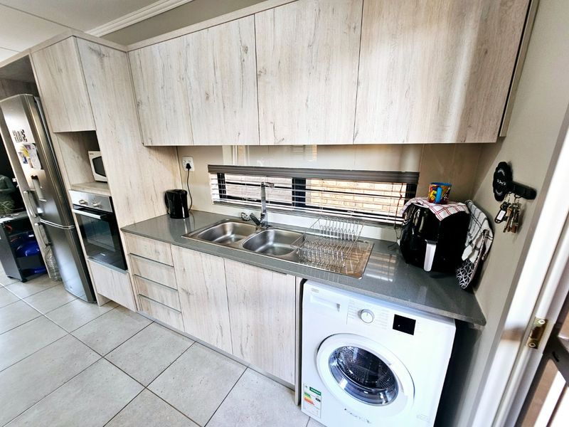 A beautiful 3 bedroom 2.5 bathroom duplex for Sale in Amberfield - Photo 10