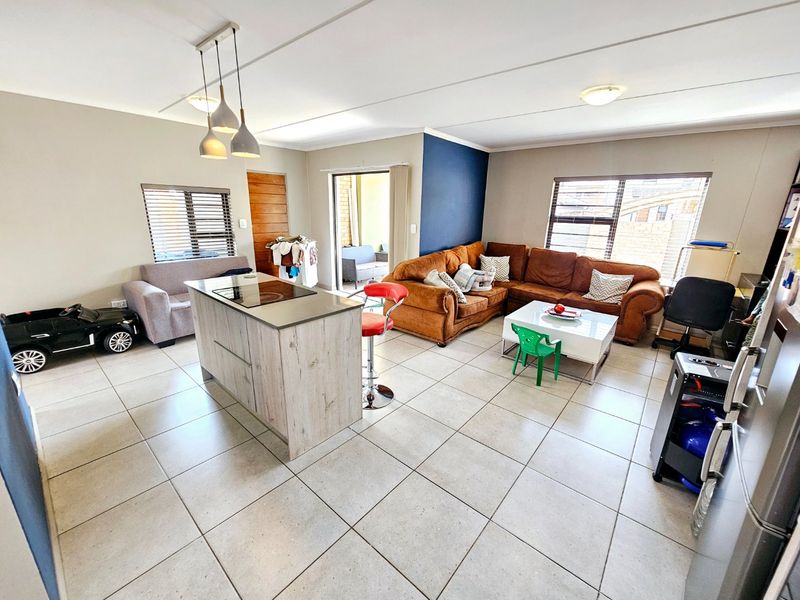 A beautiful 3 bedroom 2.5 bathroom duplex for Sale in Amberfield - Photo 9