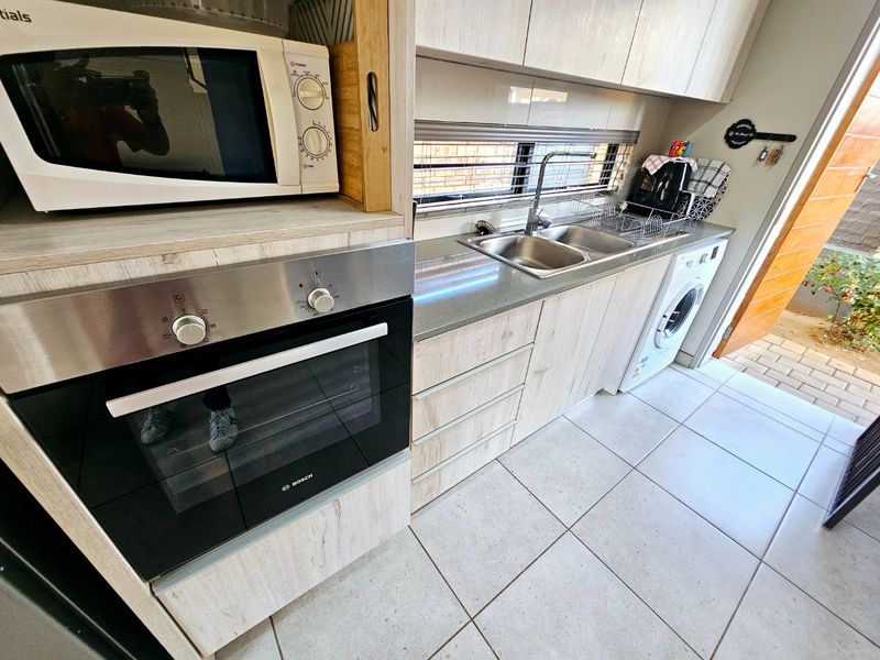 A beautiful 3 bedroom 2.5 bathroom duplex for Sale in Amberfield - Photo 8