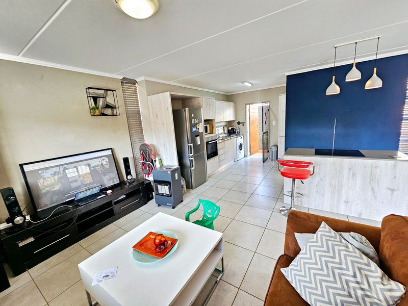 A beautiful 3 bedroom 2.5 bathroom duplex for Sale in Amberfield - Photo 6