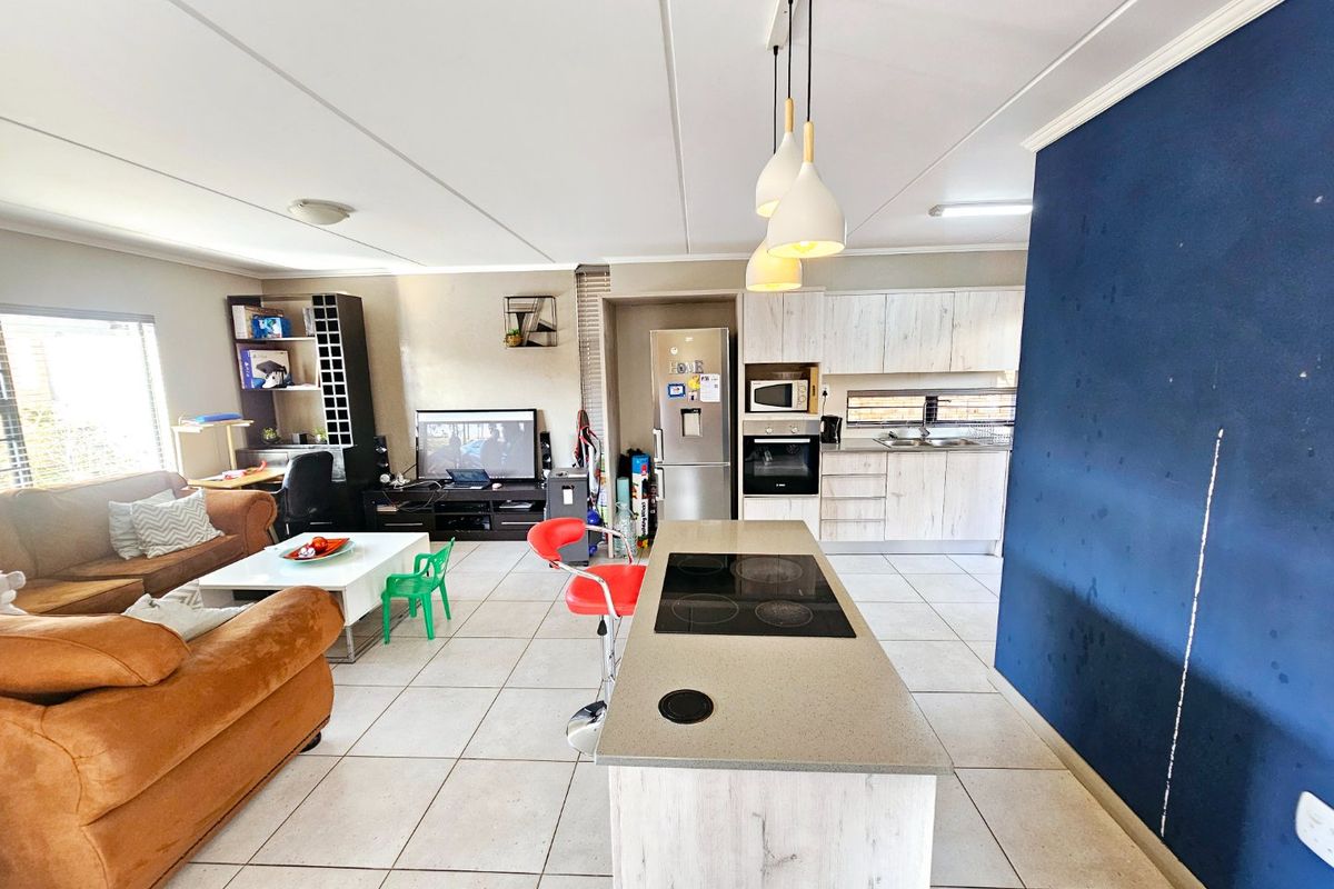 A beautiful 3 bedroom 2.5 bathroom duplex for Sale in Amberfield - Photo 2