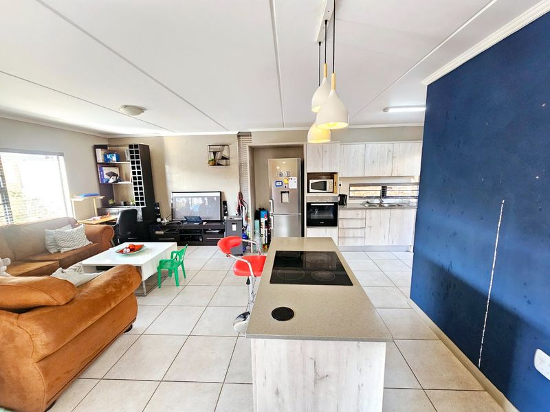 A beautiful 3 bedroom 2.5 bathroom duplex for Sale in Amberfield - Photo 2