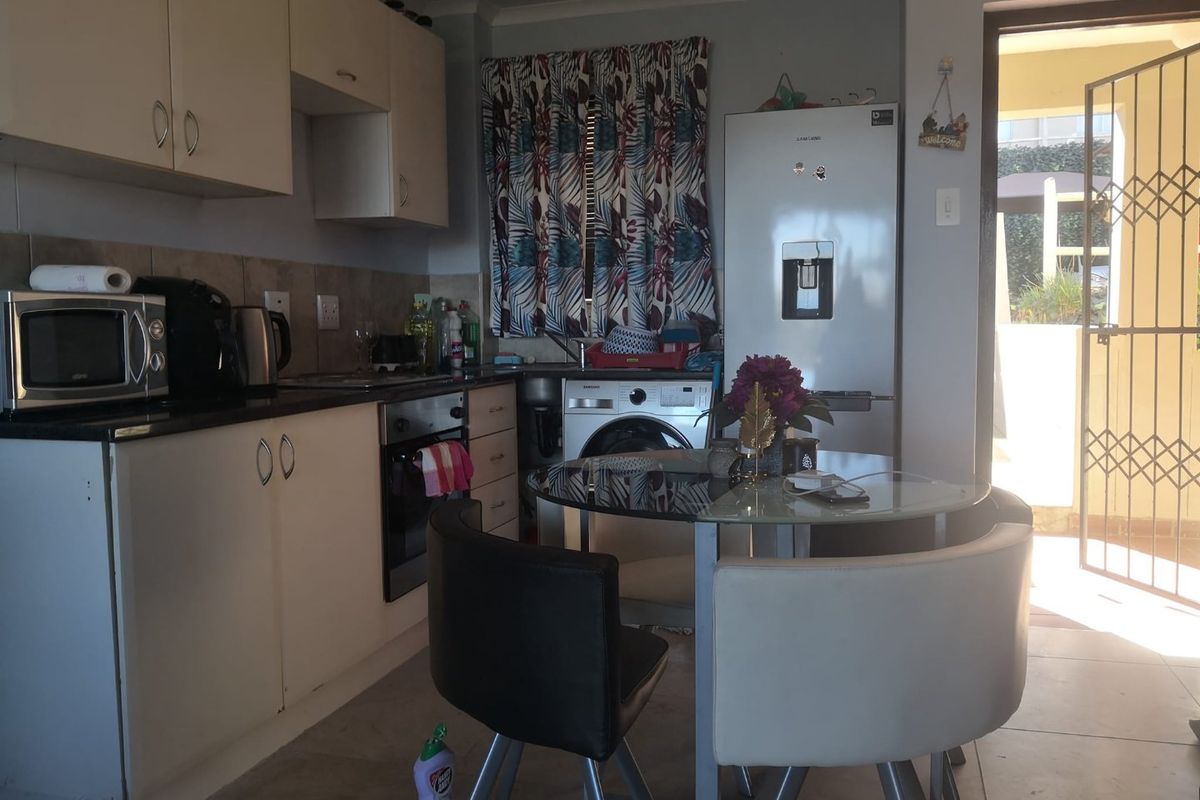 Semi Modern 2-Bedroom, 2-Bathroom Apartment for Sale – Chase Valley - Photo 5