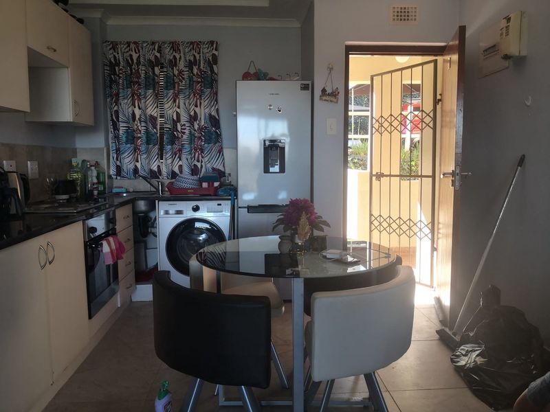 Semi Modern 2-Bedroom, 2-Bathroom Apartment for Sale – Chase Valley - Photo 3