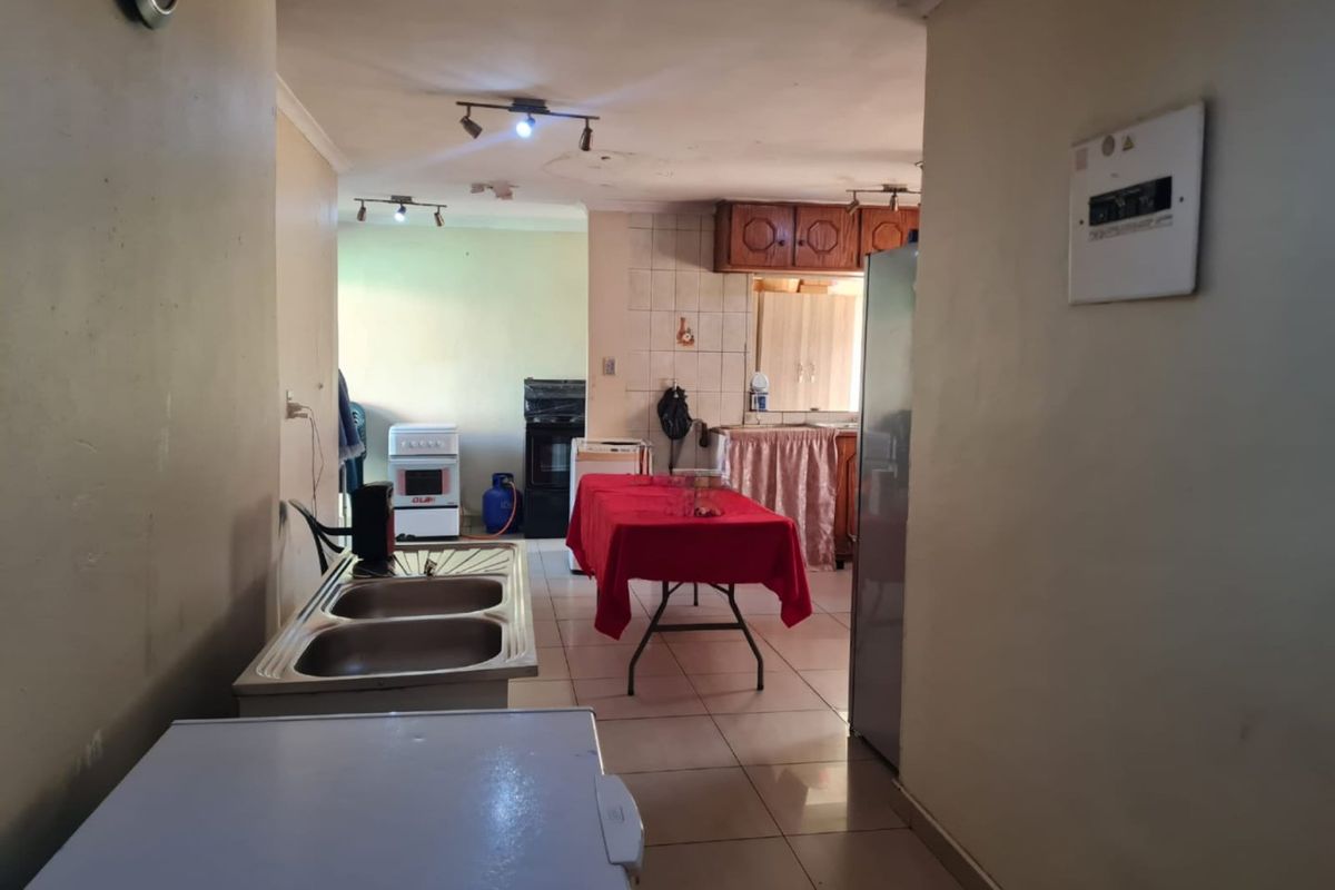 Well Sized 3-Bedroom Apartment - Photo 2
