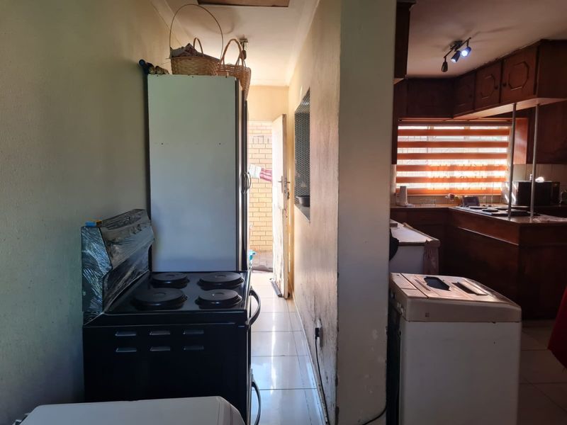 Well Sized 3-Bedroom Apartment - Photo 5