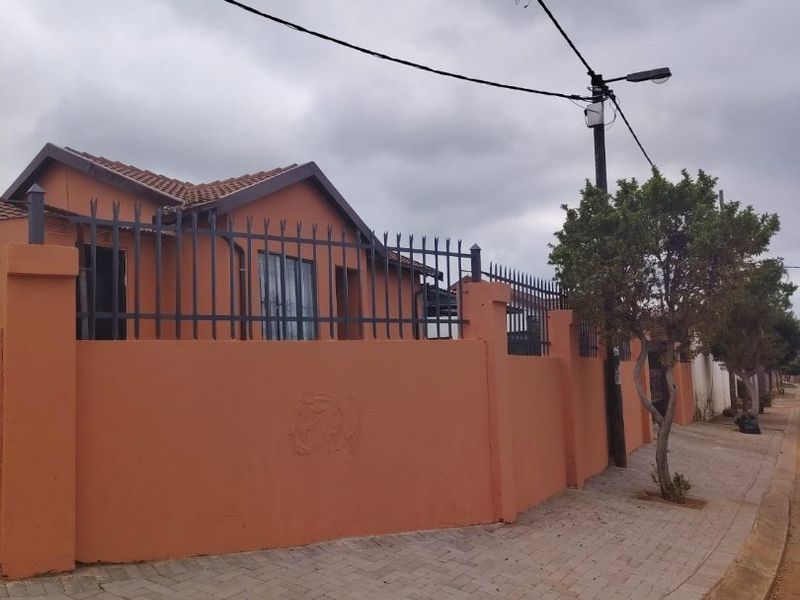 Two Bedrooms Home for Rent - Lotus Gardens  - Photo 3