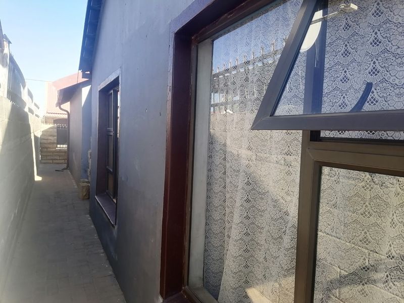 Beautiful, renovated 3 bedroom family home for sale in Grasslandn Bloemfontein - Photo 5