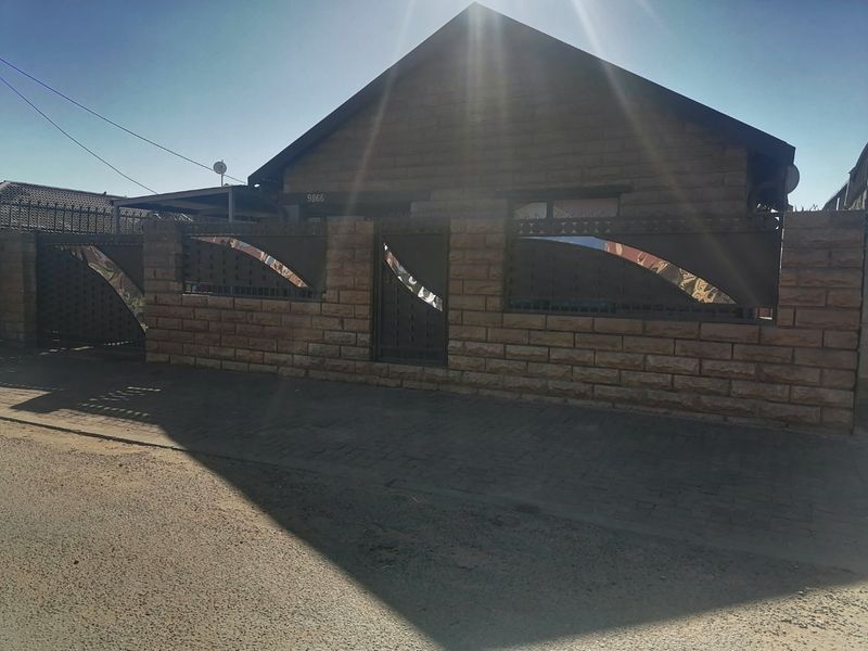 Beautiful, renovated 3 bedroom family home for sale in Grasslandn Bloemfontein - Photo 2