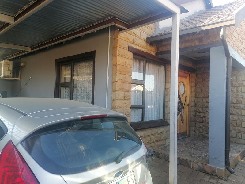 Beautiful, renovated 3 bedroom family home for sale in Grasslandn Bloemfontein - Photo 3