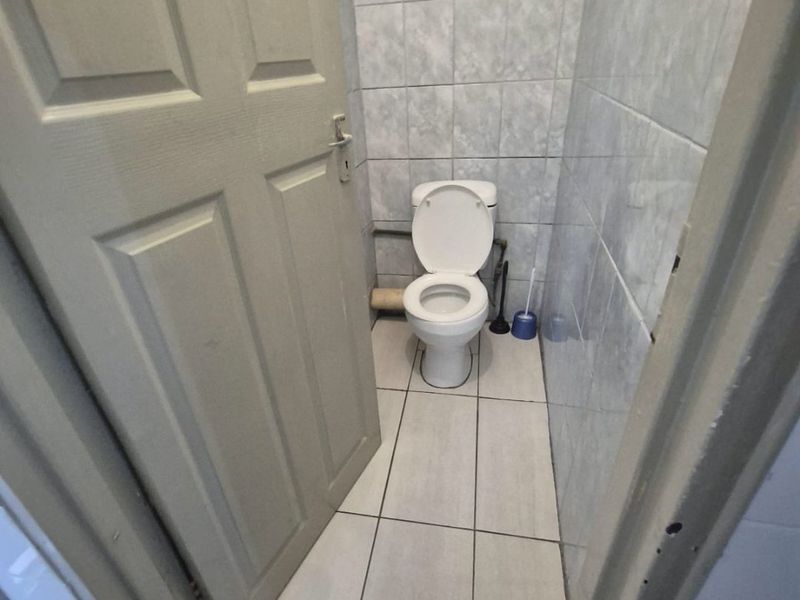 Priced to go!! Starter home  - Photo 10