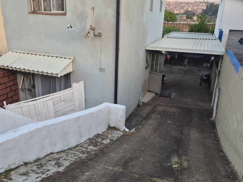 Priced to go!! Starter home  - Photo 9