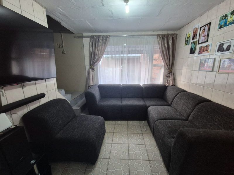 Priced to go!! Starter home  - Photo 5