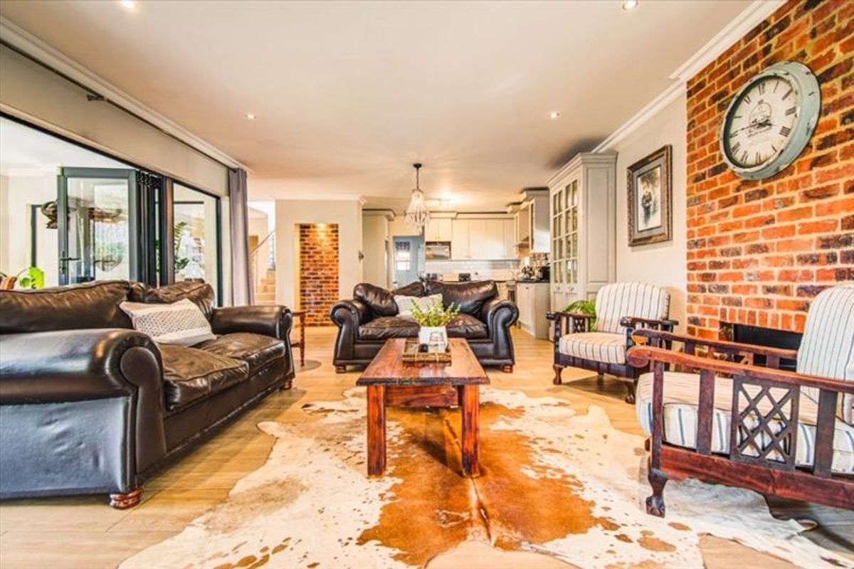 Charming Family Home with Ample Living Space - Photo 2