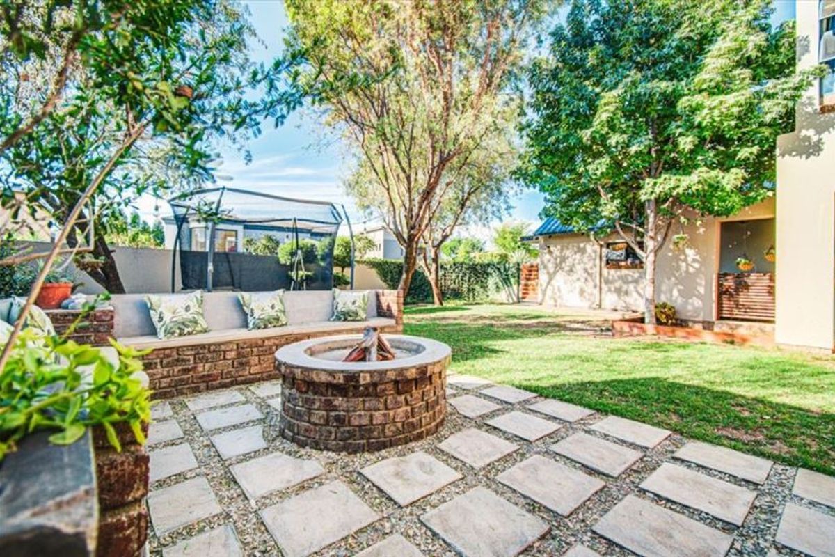 Charming Family Home with Ample Living Space - Photo 3