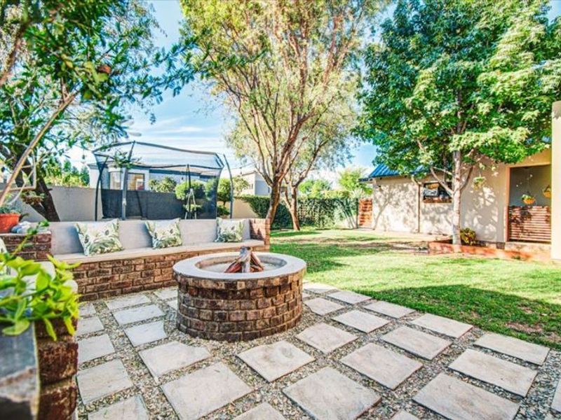 Charming Family Home with Ample Living Space - Photo 3