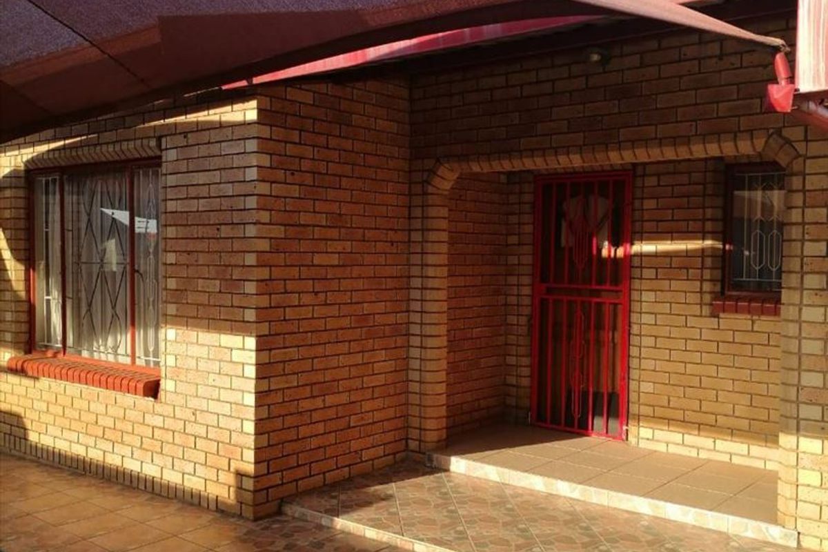 Spacious Family Home with Staff Quarters - Photo 3