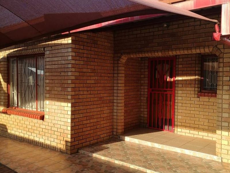 Spacious Family Home with Staff Quarters - Photo 3