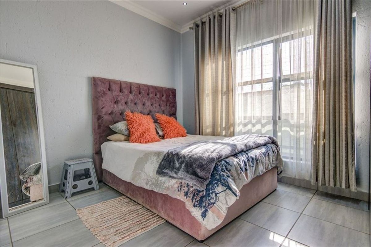 Charming Two-Bedroom Home with Pool - Photo 3