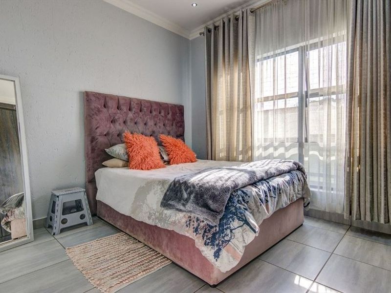 Charming Two-Bedroom Home with Pool - Photo 3