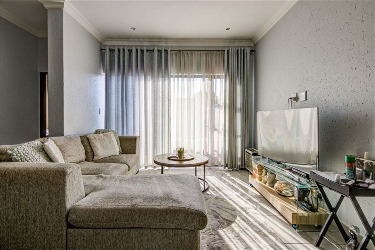 Charming Two-Bedroom Home with Pool - Photo 2