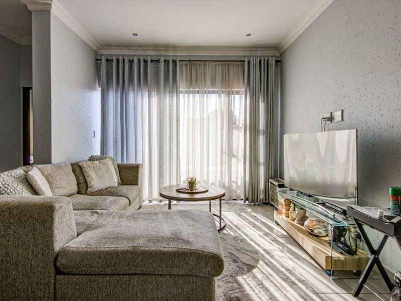 Charming Two-Bedroom Home with Pool - Photo 2