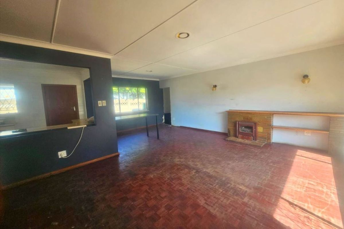 Spacious Family Retreat with Pool and Double Garage - Photo 2