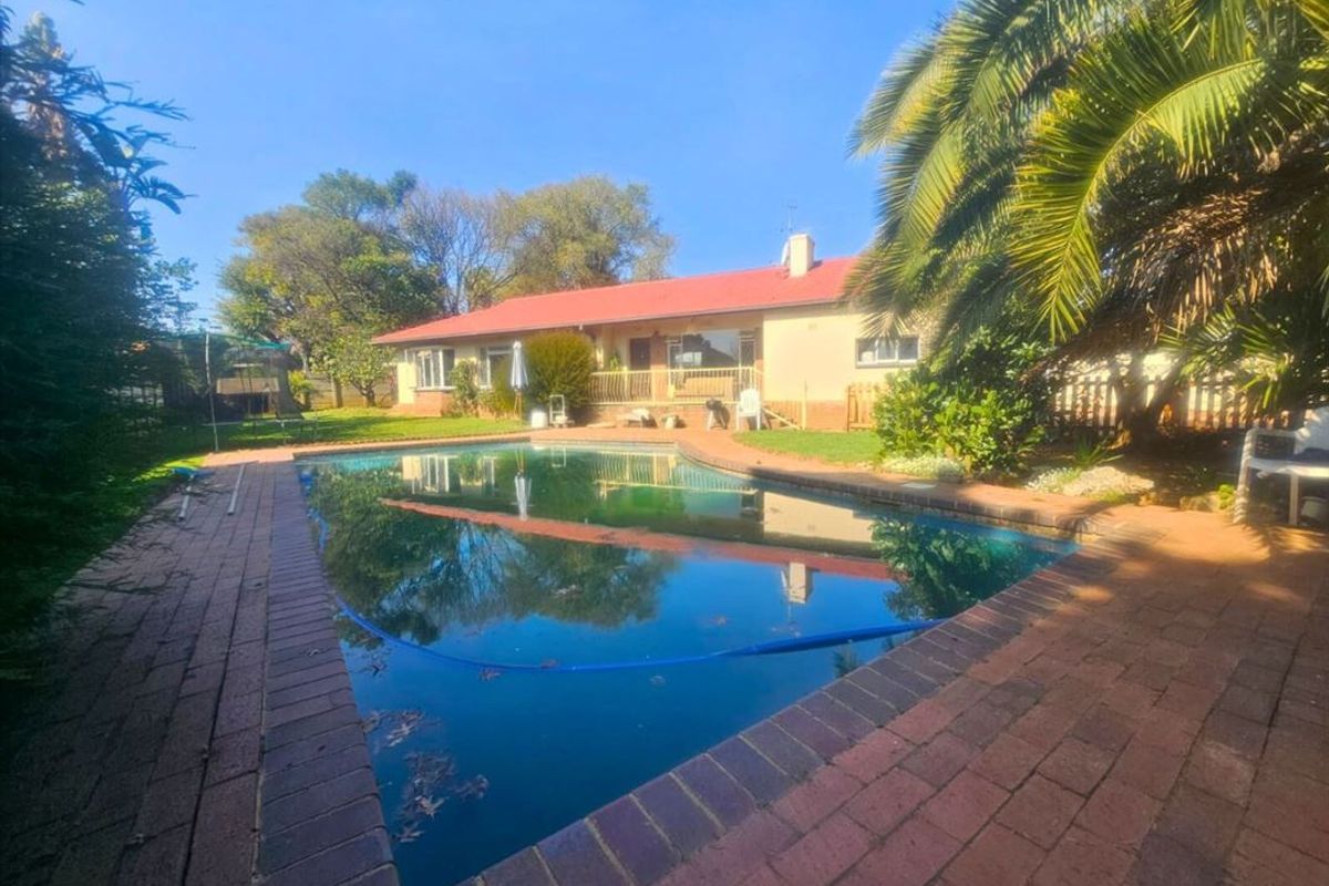 Spacious Family Retreat with Pool and Double Garage - Photo 3