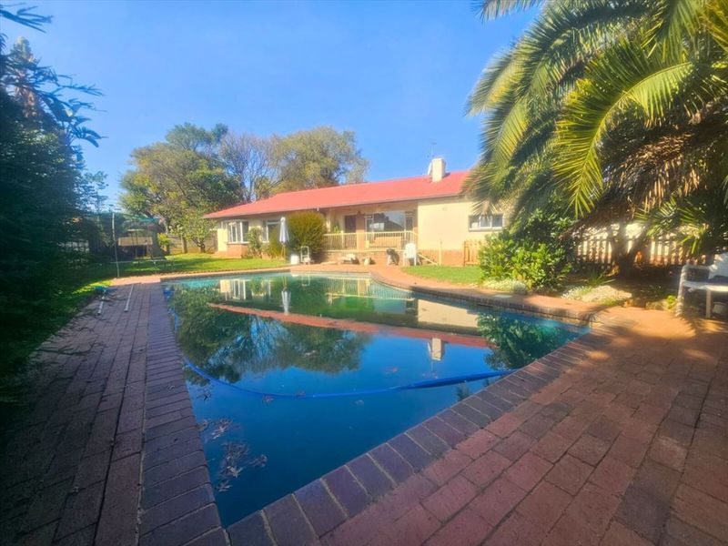 Spacious Family Retreat with Pool and Double Garage - Photo 3