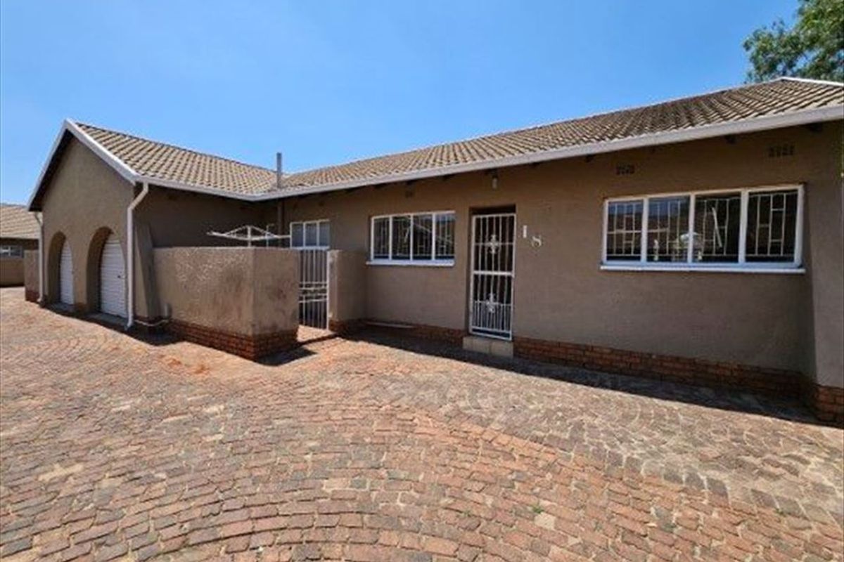 Comfortable Three-Bedroom Home with Garage - Photo 3