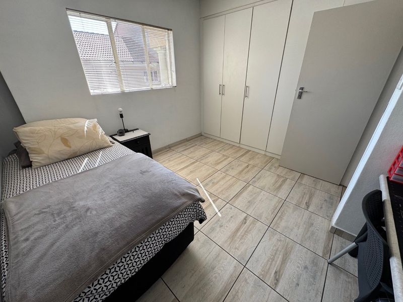 Stylish Two-Bedroom Home with Pool and En-Suite - Photo 5