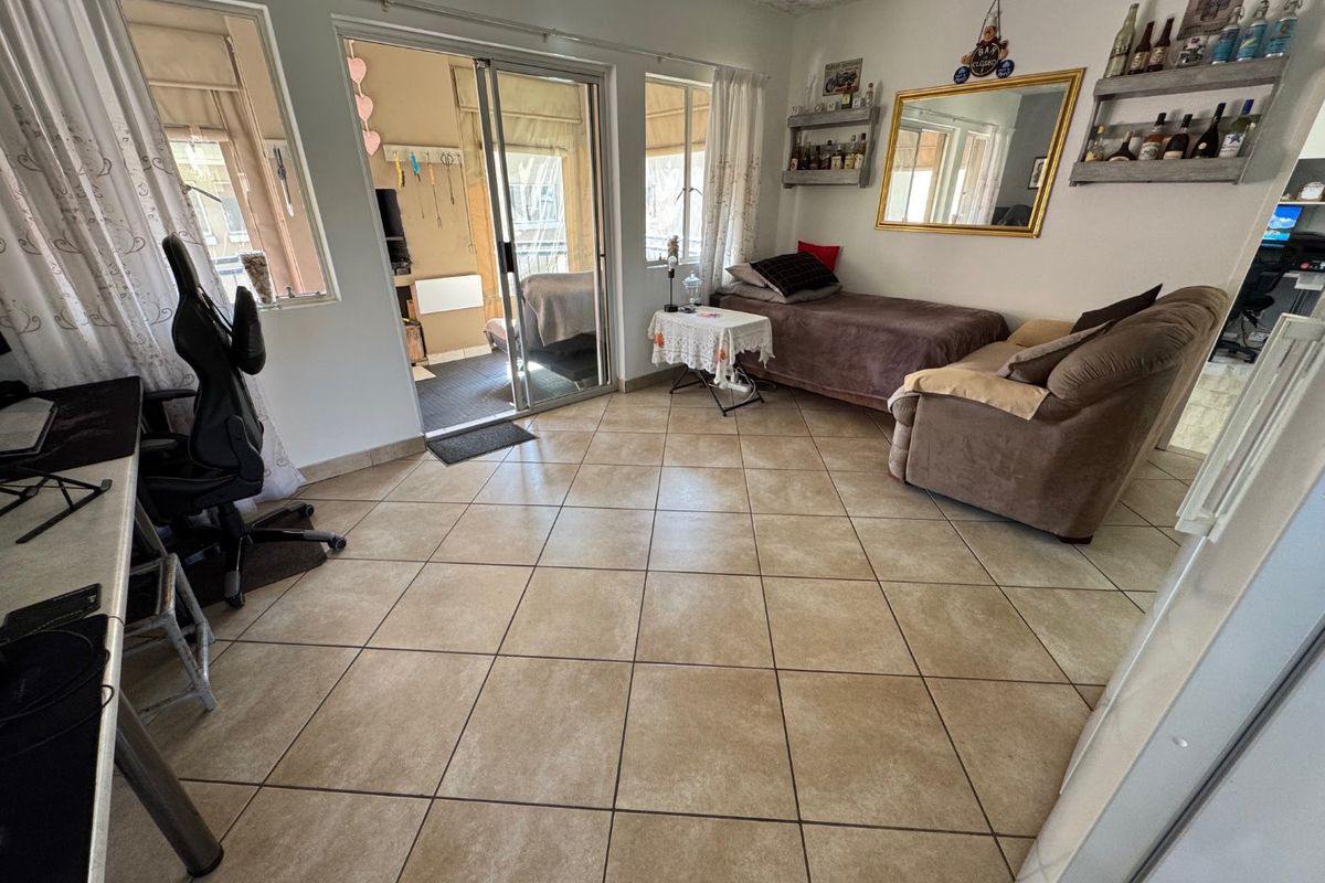 Stylish Two-Bedroom Home with Pool and En-Suite - Photo 4