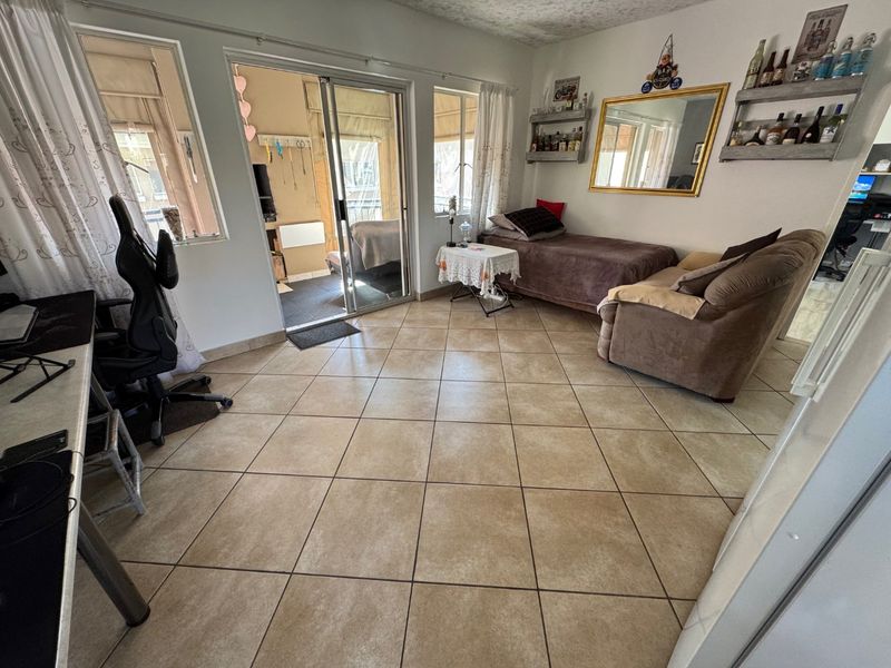 Stylish Two-Bedroom Home with Pool and En-Suite - Photo 4