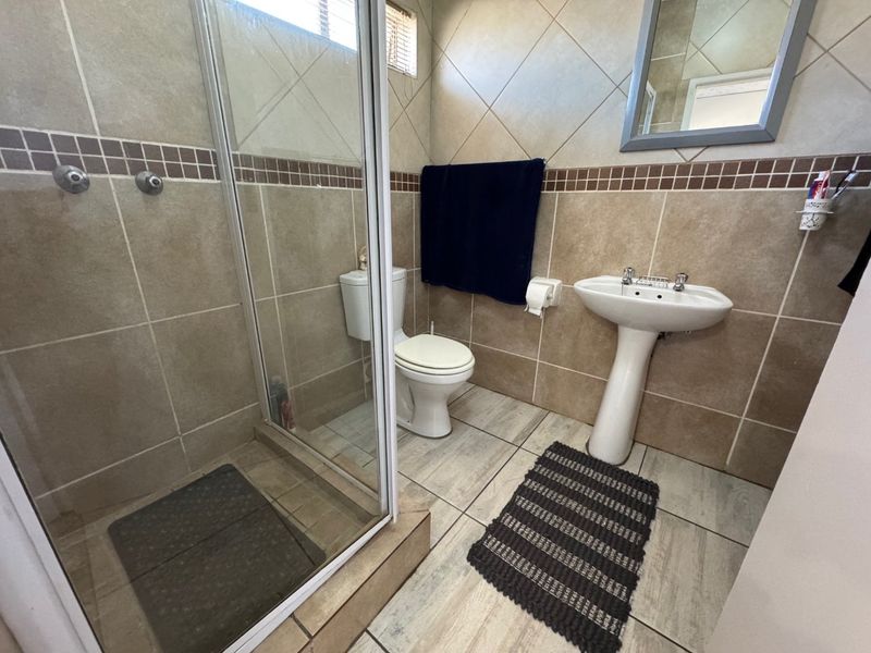 Stylish Two-Bedroom Home with Pool and En-Suite - Photo 10