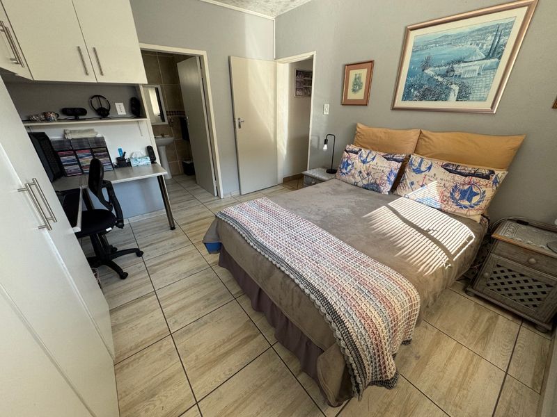 Stylish Two-Bedroom Home with Pool and En-Suite - Photo 8