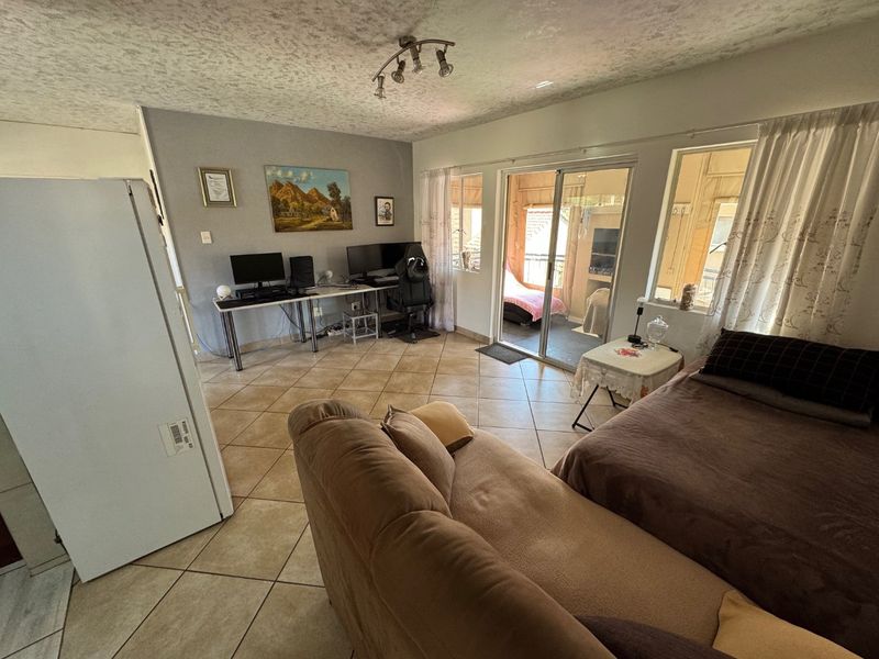 Stylish Two-Bedroom Home with Pool and En-Suite - Photo 3