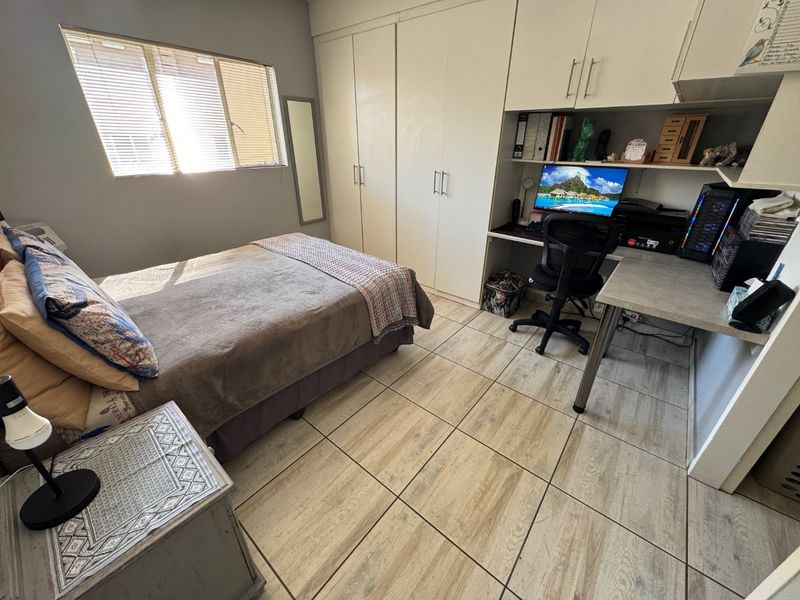 Stylish Two-Bedroom Home with Pool and En-Suite - Photo 7