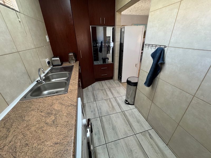 Stylish Two-Bedroom Home with Pool and En-Suite - Photo 2