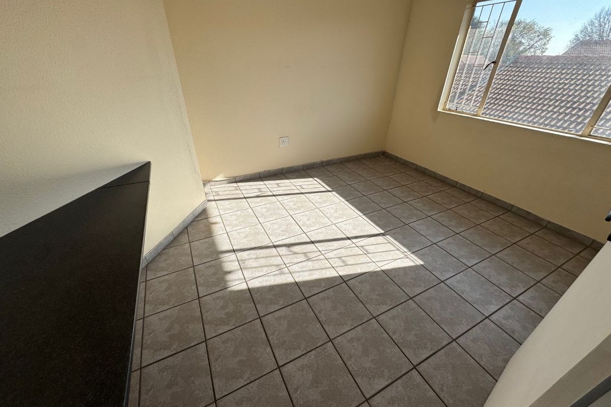 Charming Three-Bedroom Home with Study and Double Garage - Photo 5