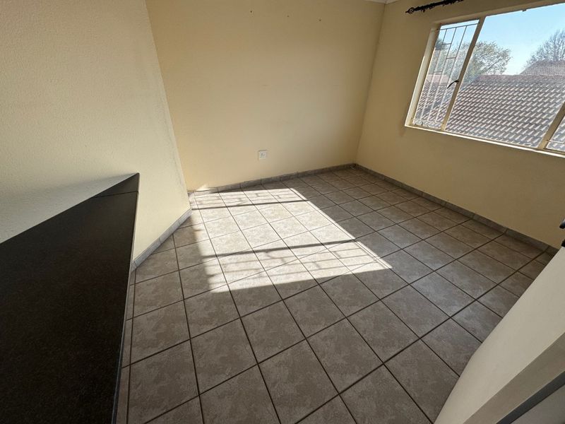 Charming Three-Bedroom Home with Study and Double Garage - Photo 5