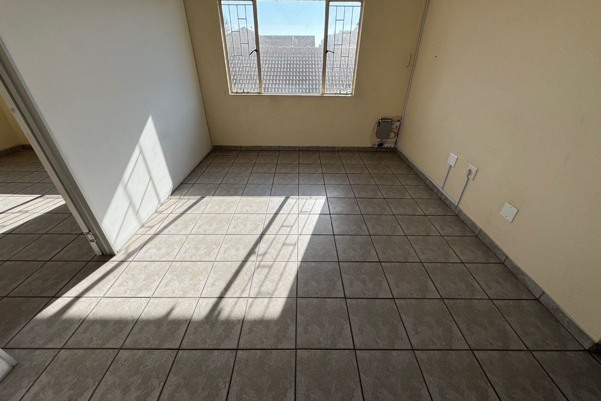 Charming Three-Bedroom Home with Study and Double Garage - Photo 4