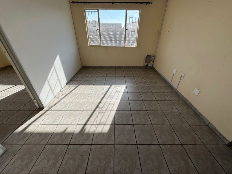 Charming Three-Bedroom Home with Study and Double Garage - Photo 4