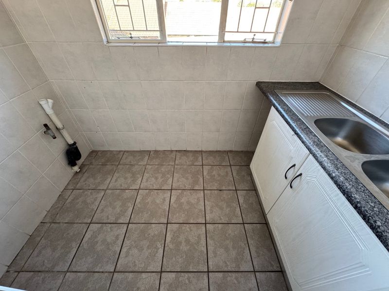 Charming Three-Bedroom Home with Study and Double Garage - Photo 8