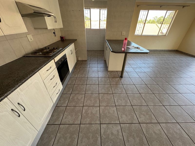 Charming Three-Bedroom Home with Study and Double Garage - Photo 7