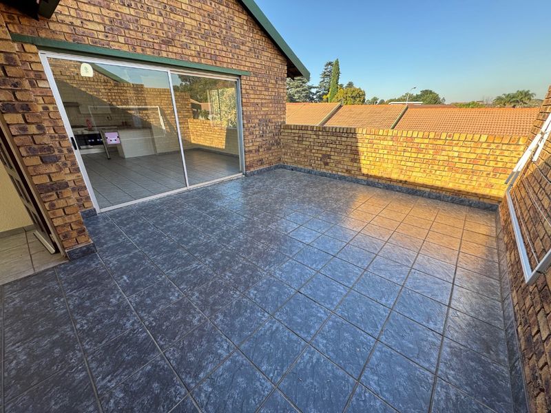 Charming Three-Bedroom Home with Study and Double Garage - Photo 2