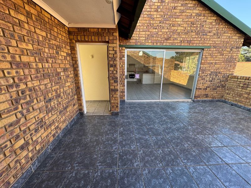 Charming Three-Bedroom Home with Study and Double Garage - Photo 3